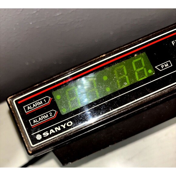Vintage Sanyo RM-6400 AM/FM Digital Dual Alarm Radio Clock - Picture 4 of 5